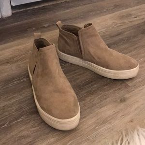 Women’s wedge shoe tan 8 1/2, gently used